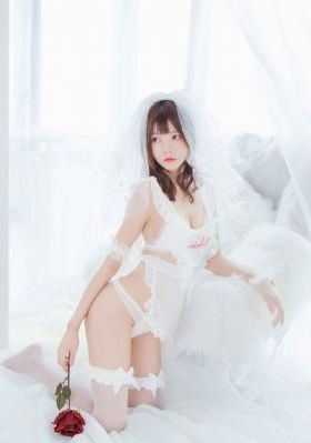 女性の乳頭を凸起しています